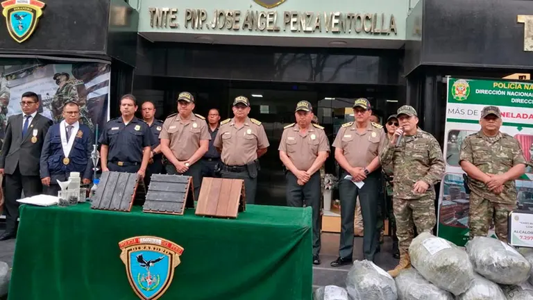 Al igual que la carga encontrada en Bolivia, la droga estaba en baldosas de madera. Foto: PNP