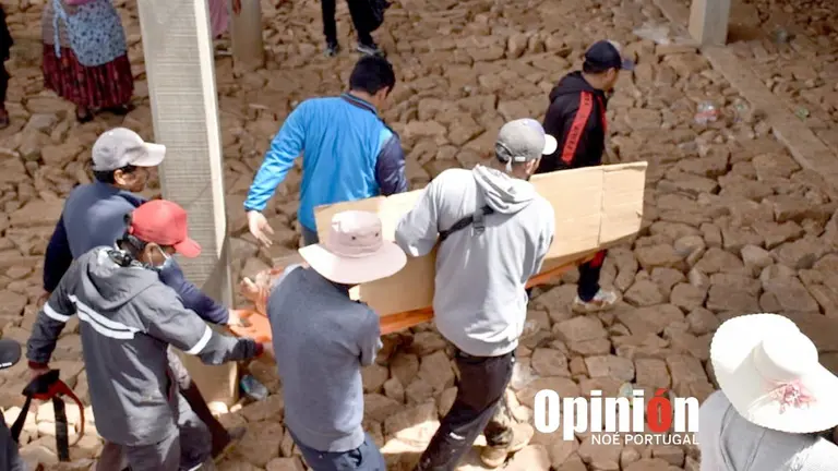 El ingreso de uno de los cuerpos a la sede de la OTB El Portal, este 30 de enero./ NO&Eacute; PORTUGAL
