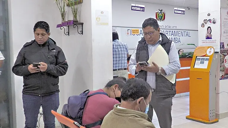 En la Fiscal&iacute;a, presentan denuncia contra corregidores de Villa 14 de Septiembre./ ALCALD&Iacute;A DE COCHABAMBA
