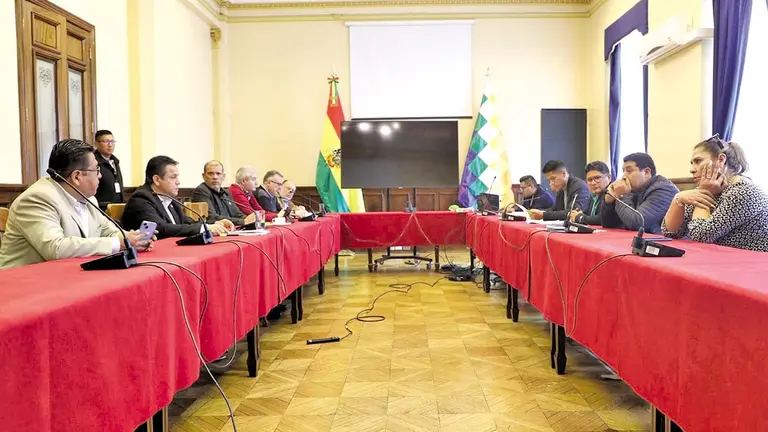 Los miembros de la Comisi&oacute;n Bicameral durante la reuni&oacute;n del martes./ ABI