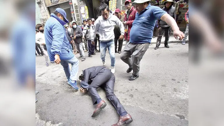 Tres hombres golpean a uno que est&aacute; ca&iacute;do, en La Paz, en la pelea entre &ldquo;arcistas&rdquo; y &ldquo;evistas&rdquo;./ APG