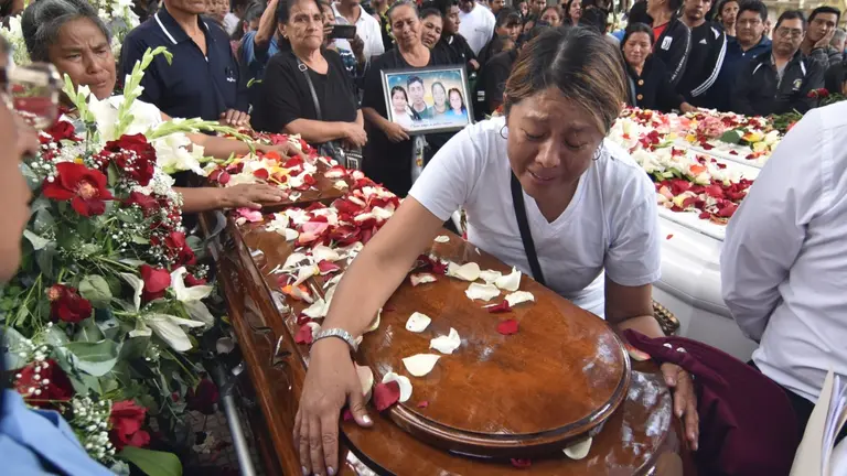 Dolor en la despedida de los cuatro integrantes de la familia Morales Apaza. NO&Eacute; PORTUGAL
