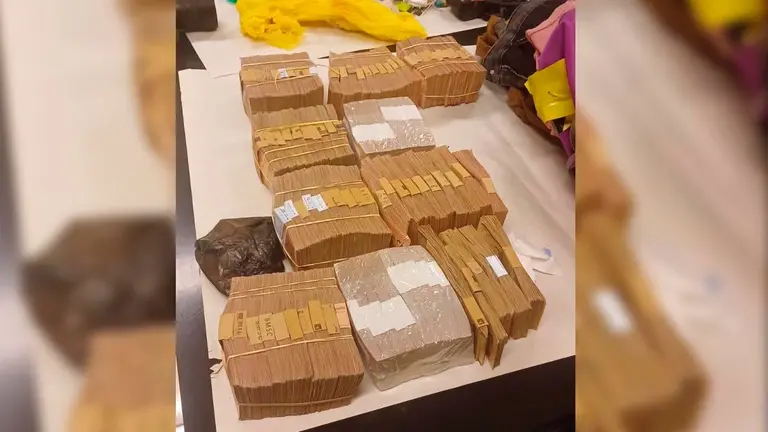 Fotograf&iacute;a del monto de dinero secuestrado en el Locotal. Prensa FGE