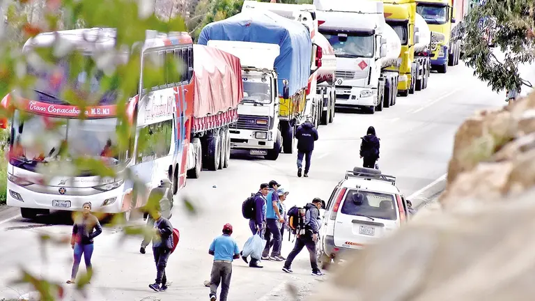 Camiones varados en las carreteras de Cochabamba, a causa de los bloqueos (Referencial)./ DICO SOL&Iacute;S