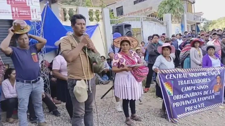 Humberto Claros (c) se expresa ante los "evistas" que bloquean. CAPTURA VIDEO RKC