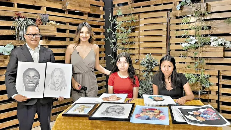 Artistas emergentes junto a las piezas que ser&aacute;n 
exhibidas en la Casona Santiv&aacute;&ntilde;ez./ CORTES&Iacute;A