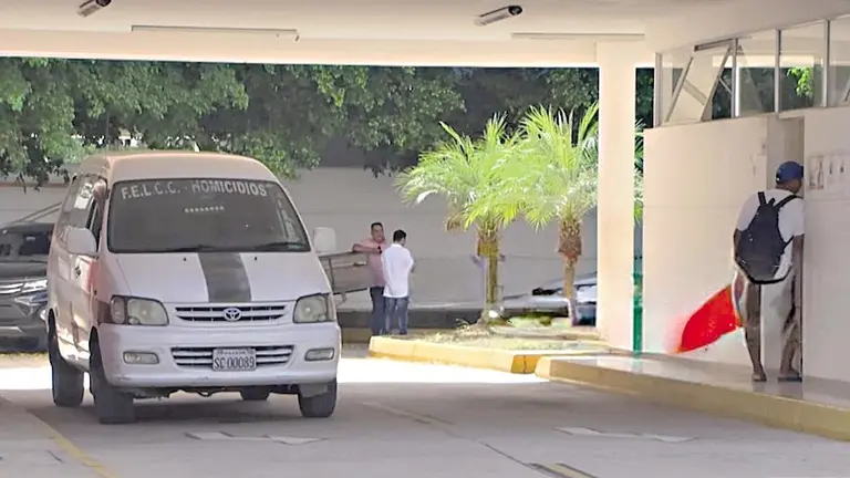 El cuerpo del alcalde de Portachuelo es llevado a la morgue./ DTV