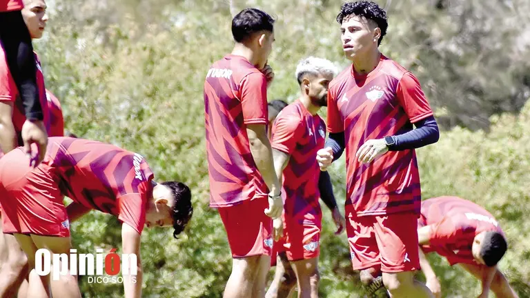 Futbolistas aviadores, durante una sesi&oacute;n./ DICO SOL&Iacute;S