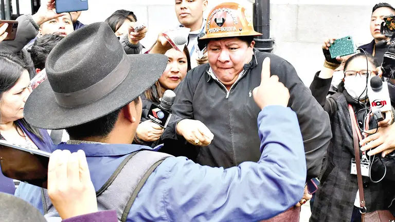 Un senador del ala &ldquo;evista&rdquo; sufri&oacute; agresiones en las afueras de la Vicepresidencia./ APG