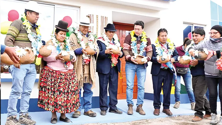 La inauguraci&oacute;n de un puente vehicular en Carangas./ PRESIDENCIA