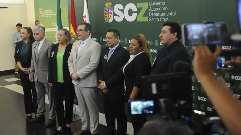El gobernador suplente de Santa Cruz, Mario Aguilera, toma juramento y posesiona al nuevo gabinete cruce&ntilde;o. APG