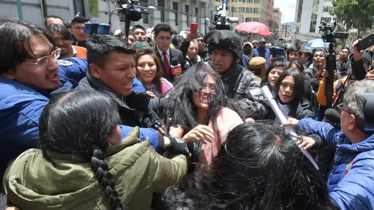 La violencia y tensi&oacute;n entre quienes apoyan y rechazan las Elecciones Judiciales desde los bandos &ldquo;evista&rdquo; y &ldquo;arcista&rdquo; volvi&oacute; hoy viernes a las puertas de la Vicepresidencia, APG