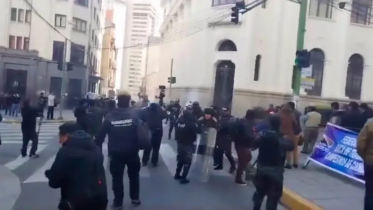 Momento en el que inicia el enfrentamiento entre arcistas y evistas tras el anuncio de acuerdos. CAPTURA