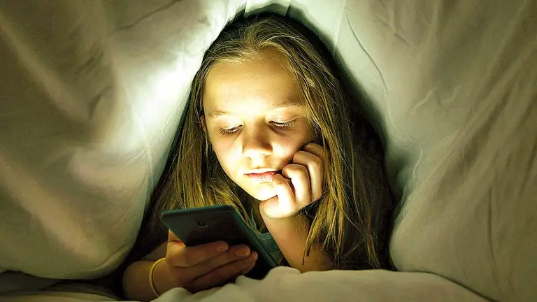 El hábito de quedarse despierto hasta altas horas de la noche utilizando el celular y otros dispositivos electrónicos./ FREEPIK
