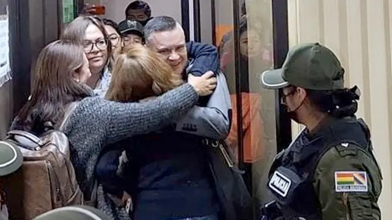 Eduardo León fue absuelto, sus allegadas lo recibieron con lágrimas./ ERBOL