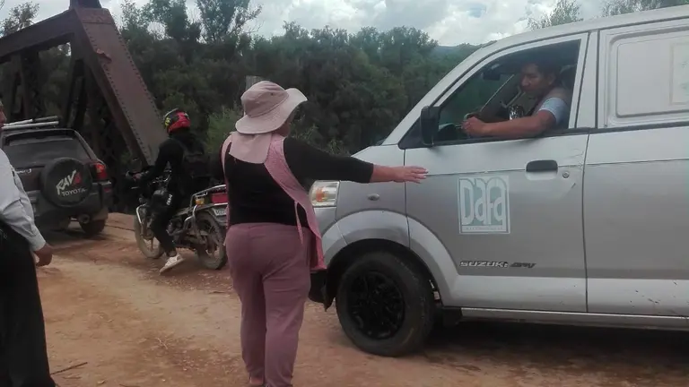 Una mujer cobra el peaje en el puente de Suticollo. OPINI&Oacute;N.