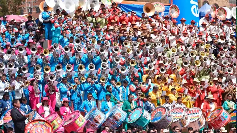 En la avenida C&iacute;vica Sanjinez Vincentti de la capital del folklore de Bolivia, Oruro, se desarroll&oacute; la XXll versi&oacute;n del Festival de Bandas del Carnaval de Oruro. APG