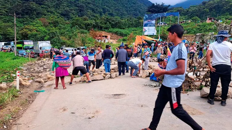Un grupo de personas levanta piedras en el sector de Locotal. RADIO KAWSACHUN COCA