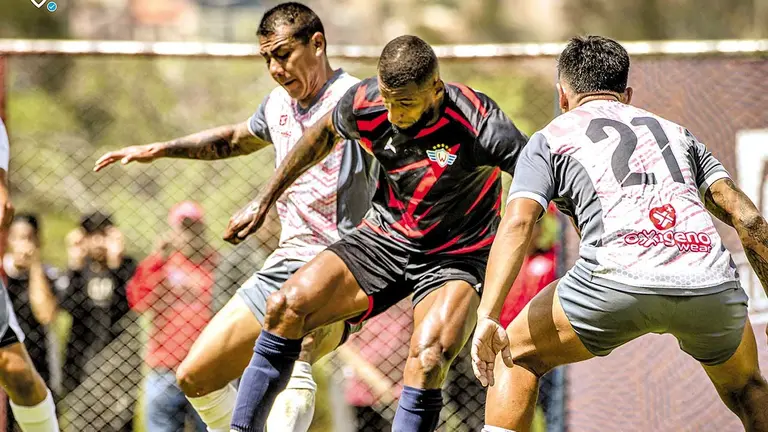Jefferson Tavares (c) controla el balón, durante un amistoso frente al Manzanero./ CLUB DEPORTIVO JORGE WILSTERMANN