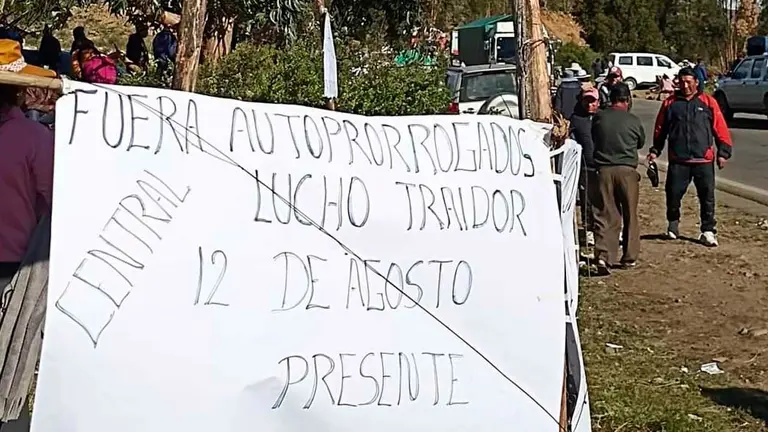 Una imagen de un grupo de manifestantes que hacen vigilia en la carretera de Tiraque. RKC