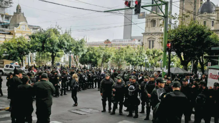 Imagen de archivo de polic&iacute;as concentrados en la plaza Murillo. TOMADO DE P&Aacute;GINA SIETE