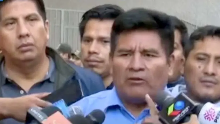Interculturales afines al Gobierno hacen vigilia en el legislativo./ BTV