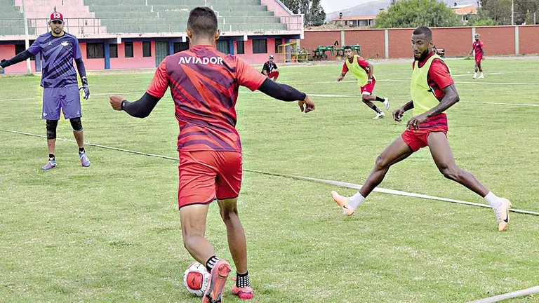 Una pr&aacute;ctica del Rojo, en el estadio de Arbieto./ CLUB DEPORTIVO JORGE WILSTERMANN