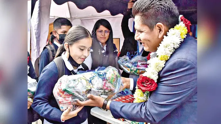 El Alcalde de Sacaba entrega el alimento complementario./ DICO SOLÍS