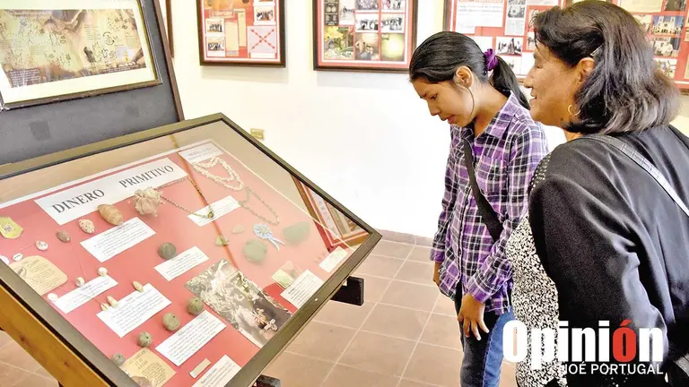 Visitantes en la exposici&oacute;n &lsquo;Historia viva en monedas y billetes&rsquo;. / NO&Eacute; PORTUGAL