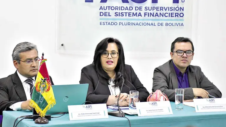 La directora general ejecutiva de ASFI, Ivette Espinoza, en conferencia de prensa./ APG