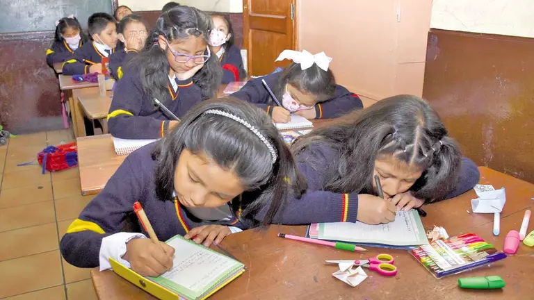Estudiantes pasan clases en una escuela de La Paz./ APG