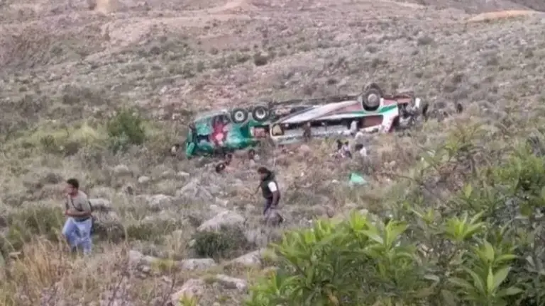 Imagen del accidente fatal del bus de la empresa Trans Illimani que se cobr&oacute; la vida de cuatro personas en la ruta Cochabamba-Sucre. SUCRE SIN RODEOS
