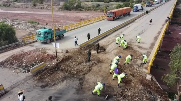 Limpieza de las v&iacute;as, luego de los bloqueos en Cochabamba. APG