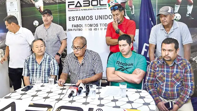 Representantes de Fabol brindan declaraciones a los medios de comunicaci&oacute;n, durante una conferencia de prensa./ APG