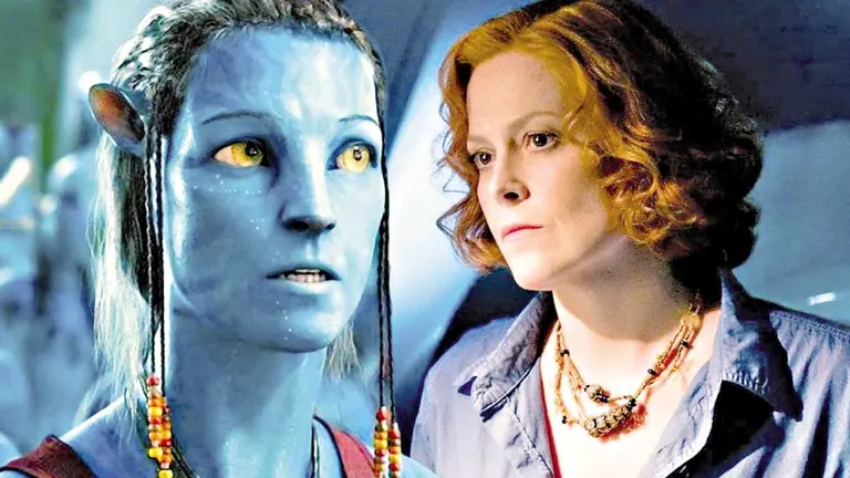 La actriz Sigourney Weaver junto a una imagen del personaje que interpret&oacute; en 
"Avatar"./ EVERETT COLLECTION