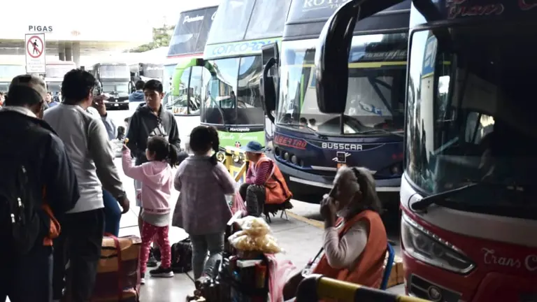 Pasajeros en la Terminal de Buses de Cochabamba. NO&Eacute; PORTUGAL