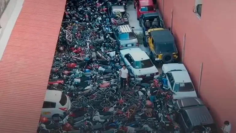 El dep&oacute;sito en Santa Cruz repleto de motocicletas. Foto Red Uno