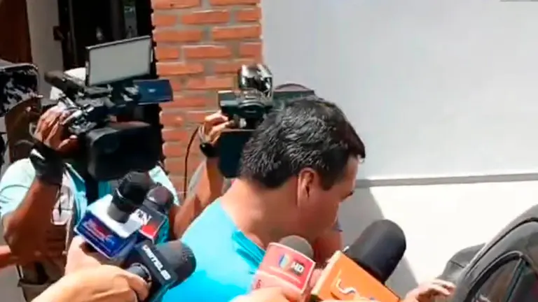El hombre due&ntilde;o de los perros pitbulls abandona los juzgados. Foto: captura video