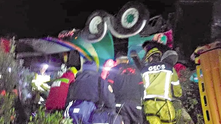 Bomberos y GEOS rescatan a las v&iacute;ctimas del accidente./ GEOS