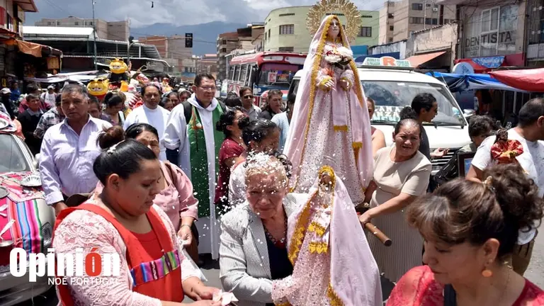 Comerciantes del mercado Calatayud celebran el día de Comadres con una misa y procesión, acompañando la imagen de la Virgen de Lourdes./ NOÉ PORTUGAL
