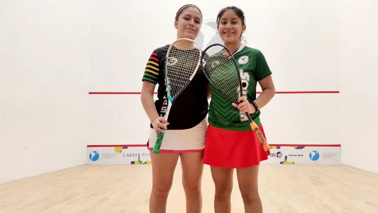 Andrea Fuertes y Natalia Arancibia, durante el Sudamericano Juvenil de Squash en Brasilia./ PRENSA SQUASH