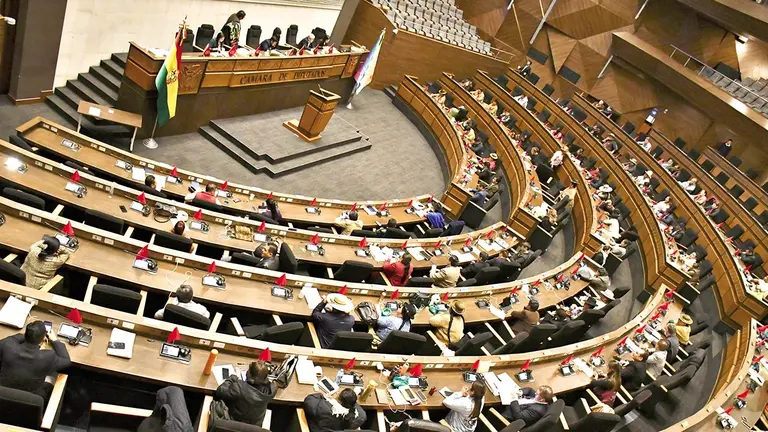 Diputados debaten durante la sesi&oacute;n ordinaria sobre cr&eacute;ditos y pr&oacute;rroga de magistrados./ APG