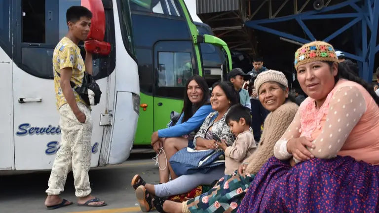 Viajeros en en la Terminal de Buses de Cochabamba. NO&Eacute; PORTUGAL