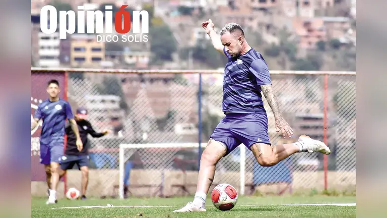 Rodrigo Amaral prepara un remate en Alalay. / DICO SOLÍS