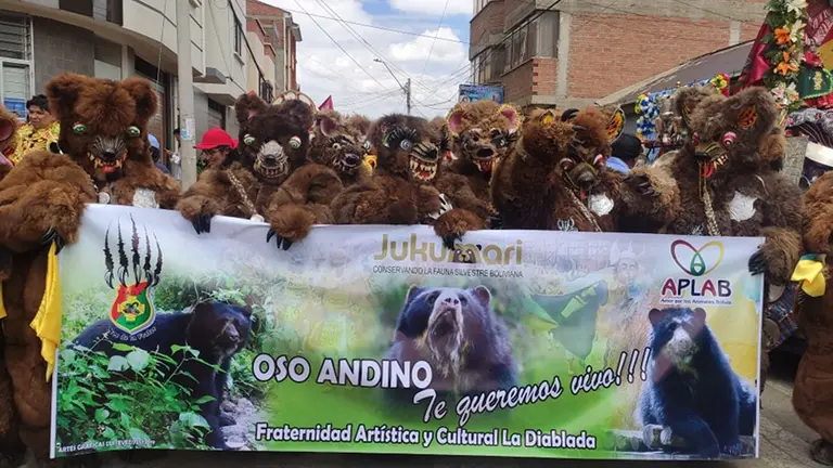 La Fraternidad Art&iacute;stica y Cultural La Diablada con un mensaje en defensa del oso andino, en el Carnaval de Oruro 2024. APLAB