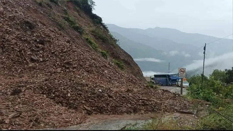 Deslizamiento en ruta a La Asunta impide el paso de veh&iacute;culos y afecta a cocales./ URGENTE.BO