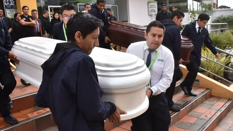 Familiares y amigos acompa&ntilde;an el entierro de Lindaura y Mirada. DICO SOL&Iacute;S