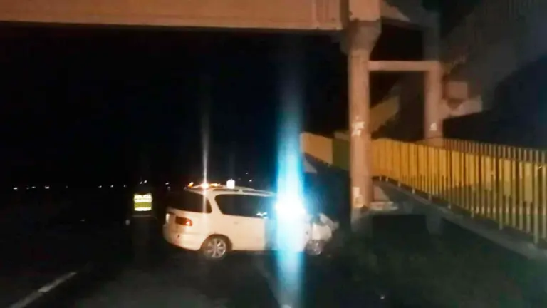 El veh&iacute;culo choc&oacute; contra el pilar de una pasarela. CORTES&Iacute;A