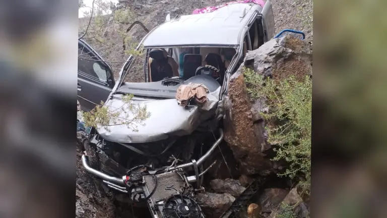 Auto se embarranca dejando siete heridos en Llavini, carretera Oruro-Cochabamba. POLIC&Iacute;A CAMINERA