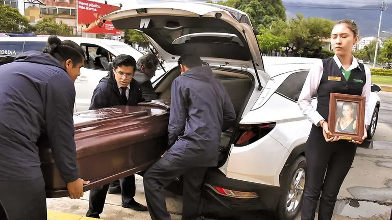 El domingo, familiares y amigos despidieron a María Lindaura y Miranda en Cochabamba./ DICO SOLÍS